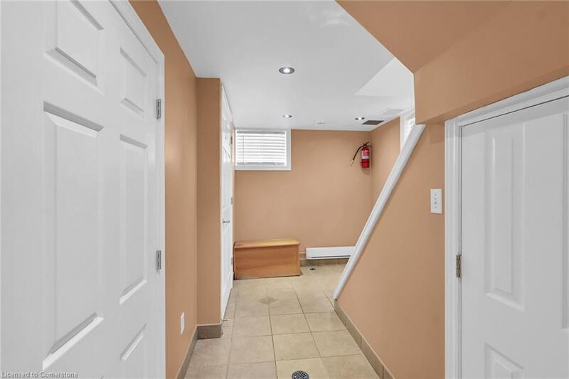 LOWER UNIT IN CHARMING STONEY CREEK!