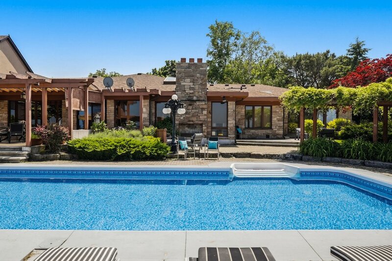 LUXURIOUS LAKEFRONT BUNGALOW IN STONEY CREEK!