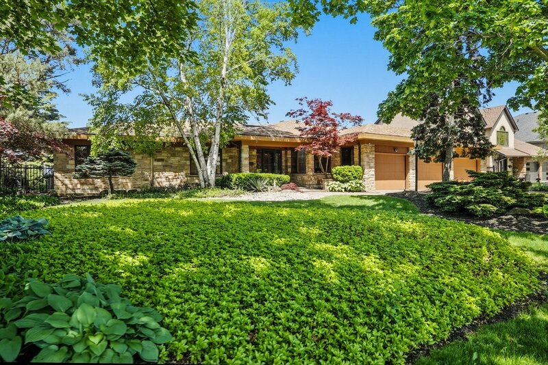 LUXURIOUS LAKEFRONT BUNGALOW IN STONEY CREEK!