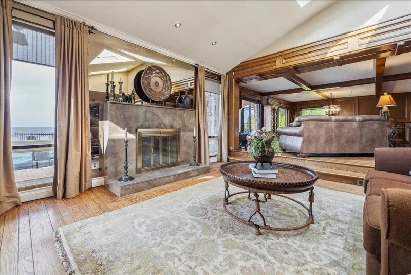 LUXURIOUS LAKEFRONT BUNGALOW IN STONEY CREEK!