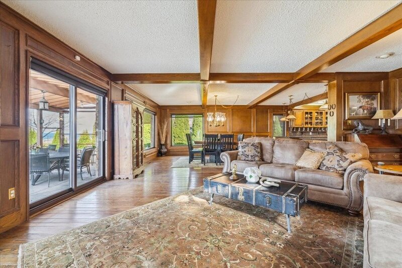LUXURIOUS LAKEFRONT BUNGALOW IN STONEY CREEK!