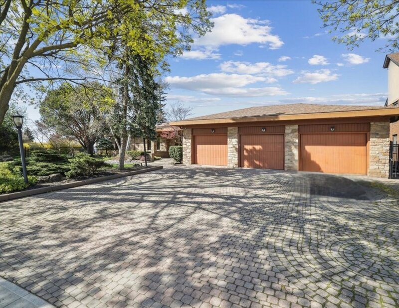 LUXURIOUS LAKEFRONT BUNGALOW IN STONEY CREEK!