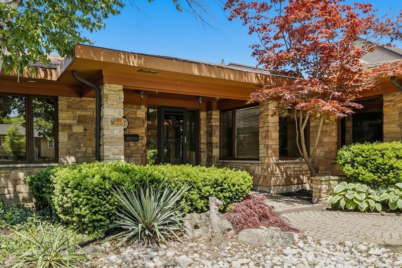 LUXURIOUS LAKEFRONT BUNGALOW IN STONEY CREEK!