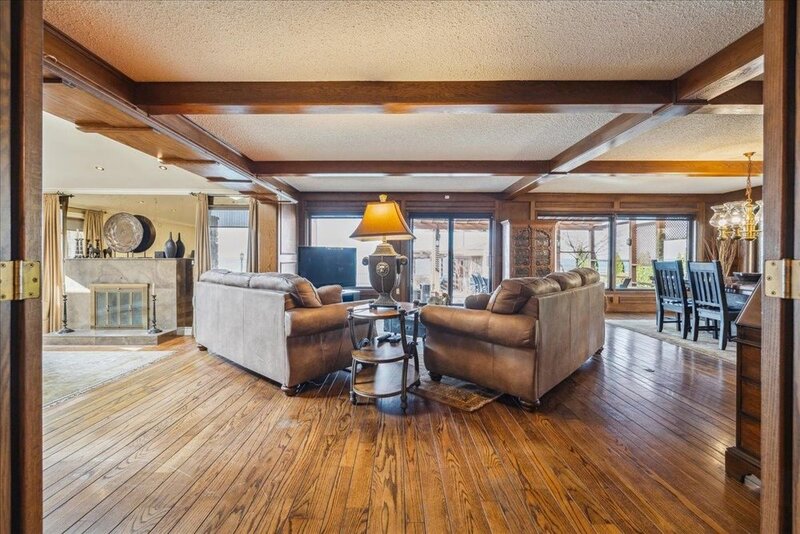 LUXURIOUS LAKEFRONT BUNGALOW IN STONEY CREEK!