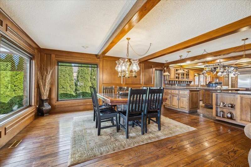 LUXURIOUS LAKEFRONT BUNGALOW IN STONEY CREEK!