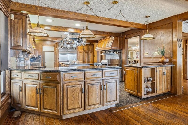 LUXURIOUS LAKEFRONT BUNGALOW IN STONEY CREEK!