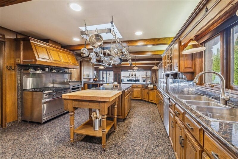 LUXURIOUS LAKEFRONT BUNGALOW IN STONEY CREEK!