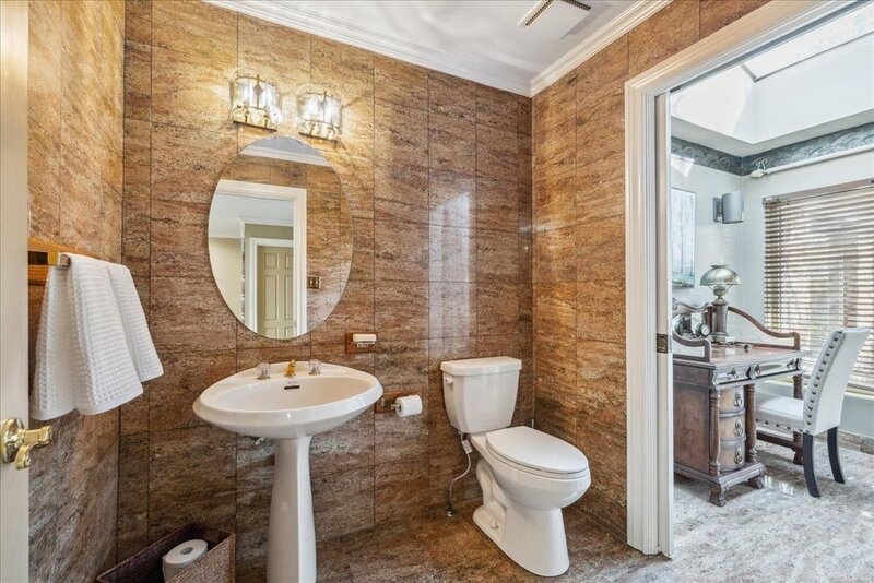 LUXURIOUS LAKEFRONT BUNGALOW IN STONEY CREEK!