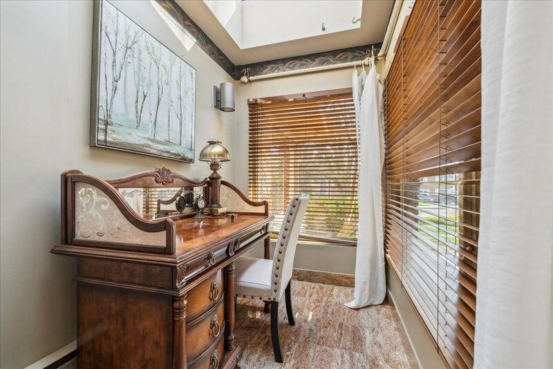 LUXURIOUS LAKEFRONT BUNGALOW IN STONEY CREEK!