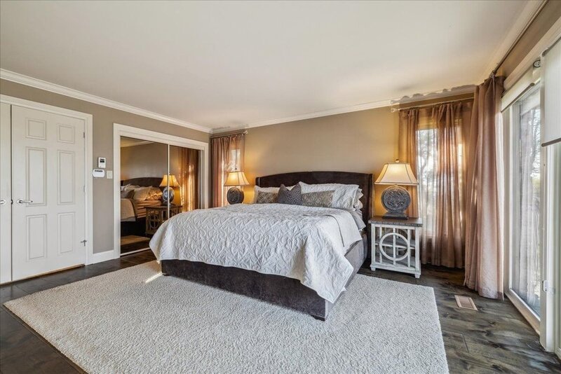 LUXURIOUS LAKEFRONT BUNGALOW IN STONEY CREEK!