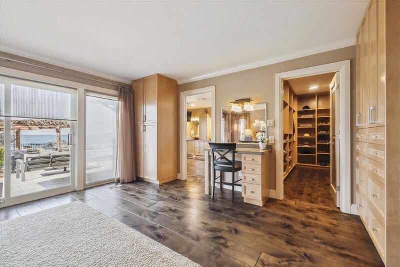 LUXURIOUS LAKEFRONT BUNGALOW IN STONEY CREEK!