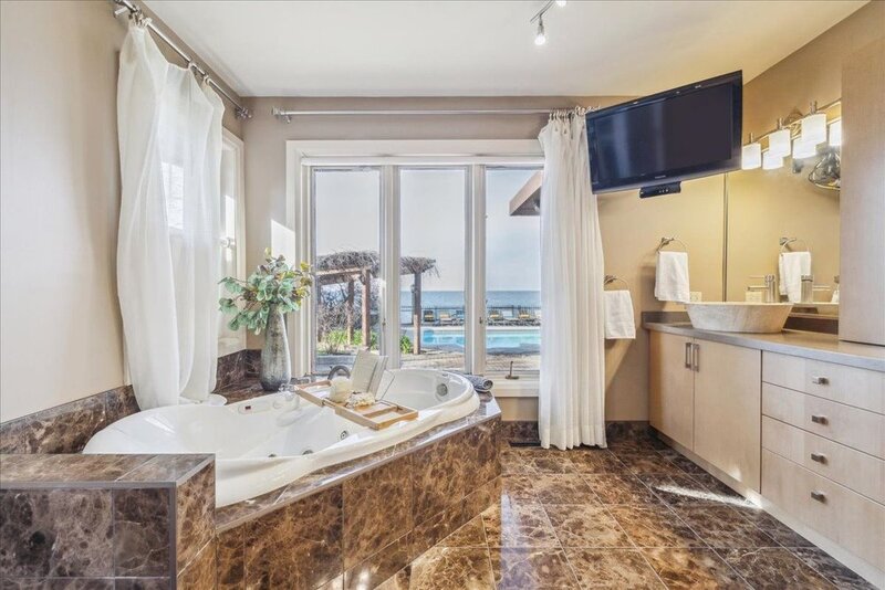 LUXURIOUS LAKEFRONT BUNGALOW IN STONEY CREEK!