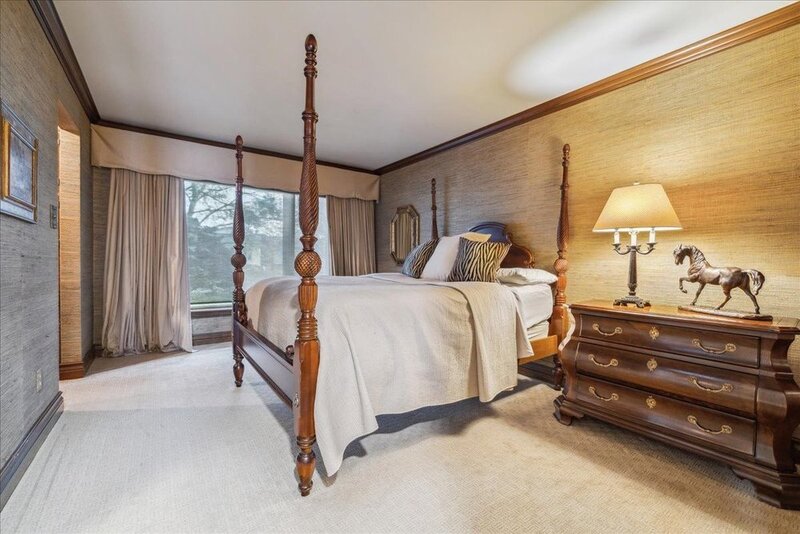LUXURIOUS LAKEFRONT BUNGALOW IN STONEY CREEK!
