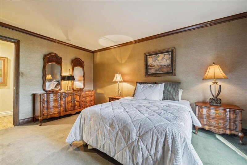 LUXURIOUS LAKEFRONT BUNGALOW IN STONEY CREEK!