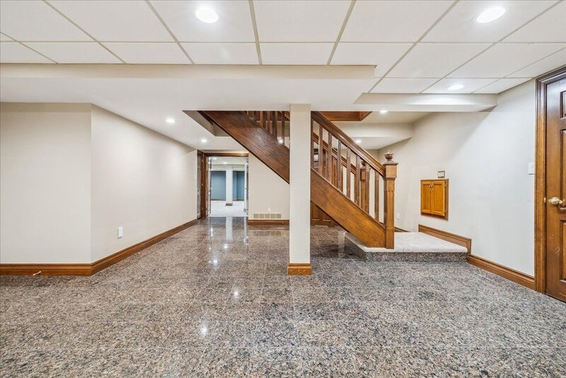 LUXURIOUS LAKEFRONT BUNGALOW IN STONEY CREEK!