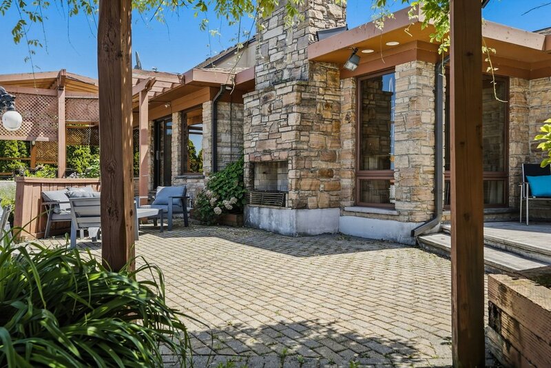 LUXURIOUS LAKEFRONT BUNGALOW IN STONEY CREEK!