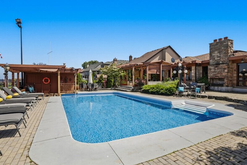 LUXURIOUS LAKEFRONT BUNGALOW IN STONEY CREEK!