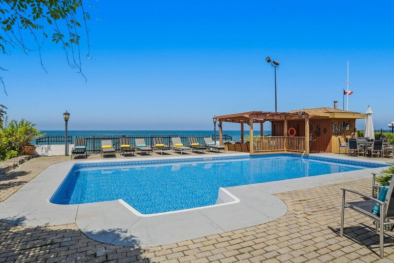 LUXURIOUS LAKEFRONT BUNGALOW IN STONEY CREEK!