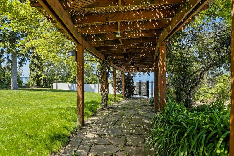LUXURIOUS LAKEFRONT BUNGALOW IN STONEY CREEK!