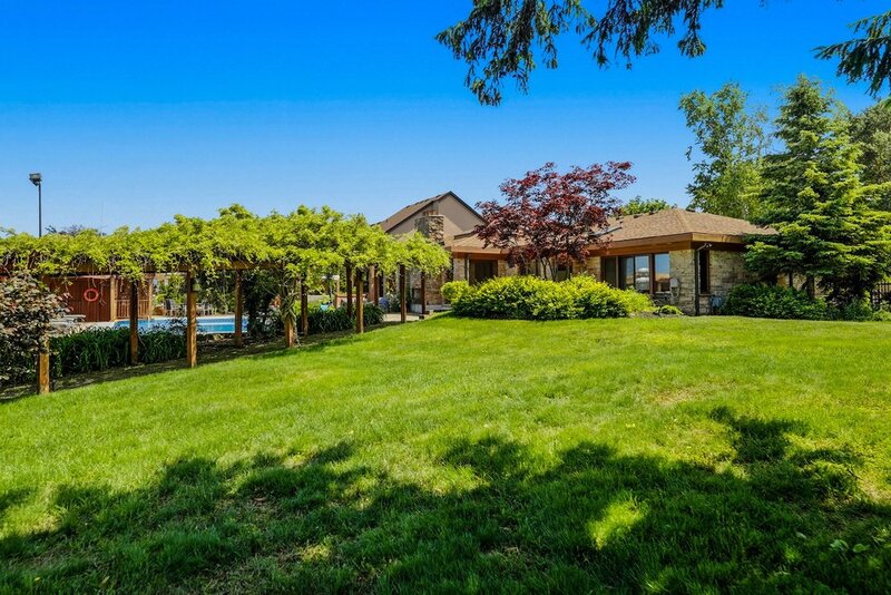 LUXURIOUS LAKEFRONT BUNGALOW IN STONEY CREEK!