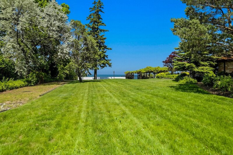LUXURIOUS LAKEFRONT BUNGALOW IN STONEY CREEK!