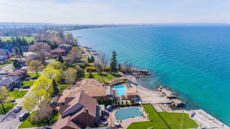 LUXURIOUS LAKEFRONT BUNGALOW IN STONEY CREEK!