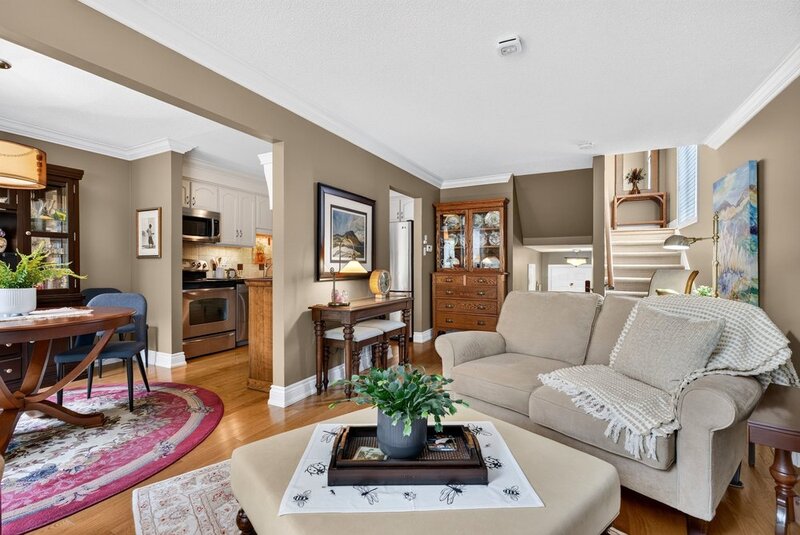 WELL-MAINTAINED END-UNIT TOWNHOUSE IN STONEY CREEK!