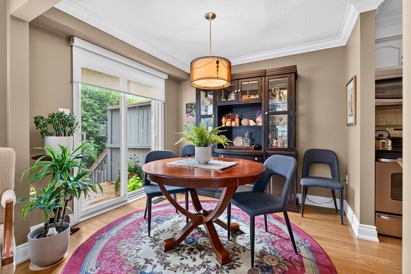 WELL-MAINTAINED END-UNIT TOWNHOUSE IN STONEY CREEK!
