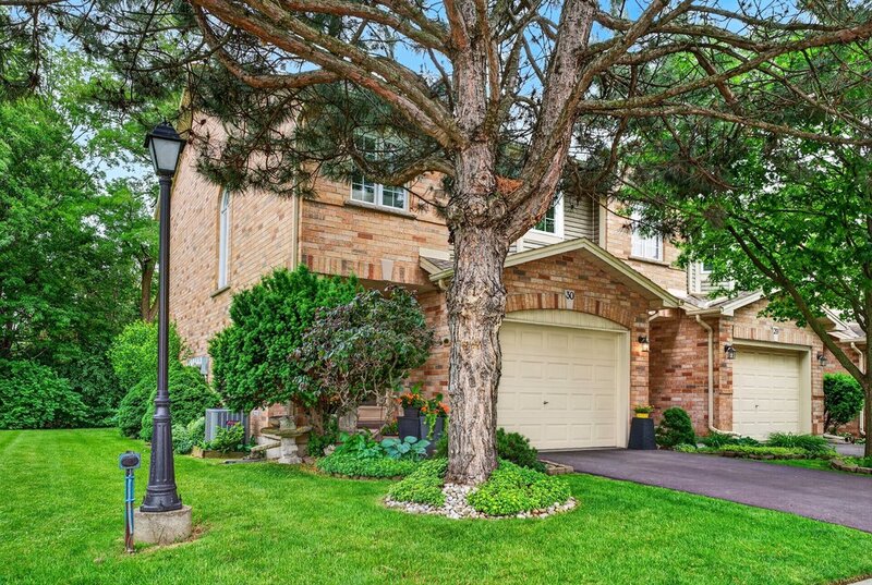 WELL-MAINTAINED END-UNIT TOWNHOUSE IN STONEY CREEK!