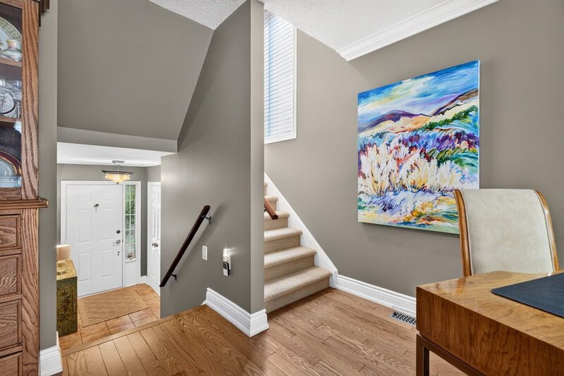 WELL-MAINTAINED END-UNIT TOWNHOUSE IN STONEY CREEK!