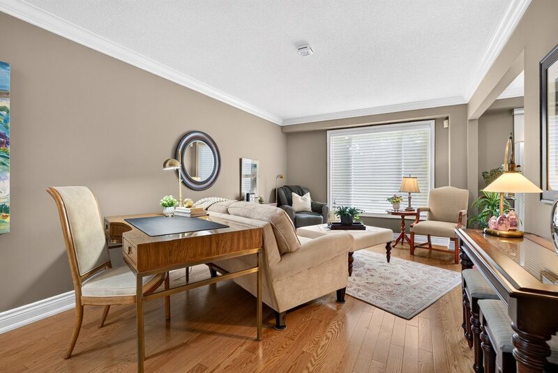 WELL-MAINTAINED END-UNIT TOWNHOUSE IN STONEY CREEK!
