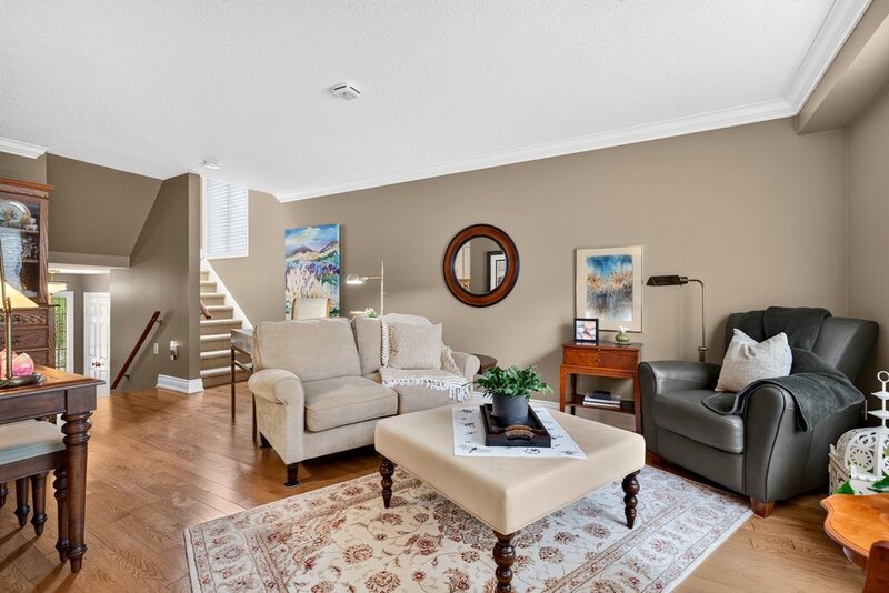 WELL-MAINTAINED END-UNIT TOWNHOUSE IN STONEY CREEK!