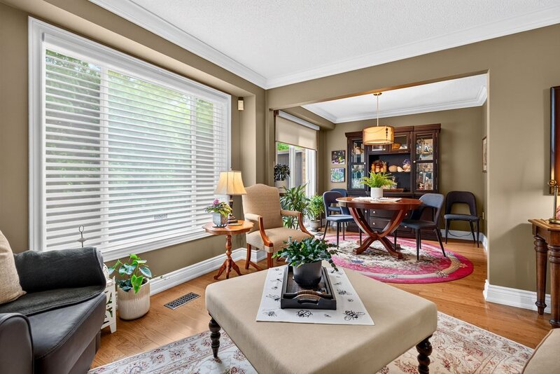 WELL-MAINTAINED END-UNIT TOWNHOUSE IN STONEY CREEK!