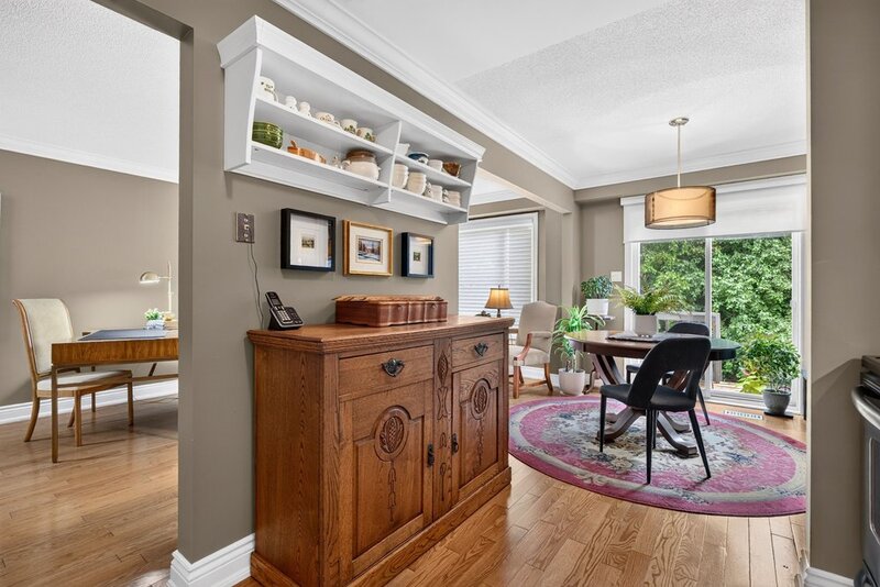 WELL-MAINTAINED END-UNIT TOWNHOUSE IN STONEY CREEK!
