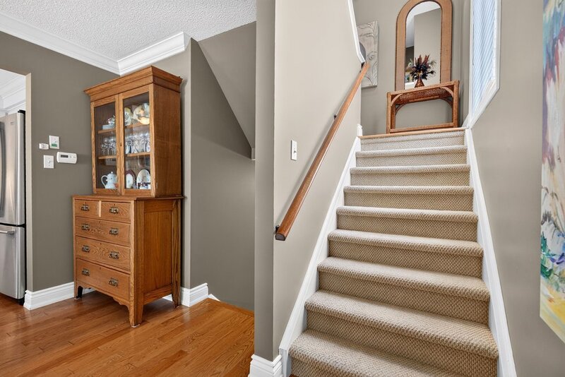 WELL-MAINTAINED END-UNIT TOWNHOUSE IN STONEY CREEK!