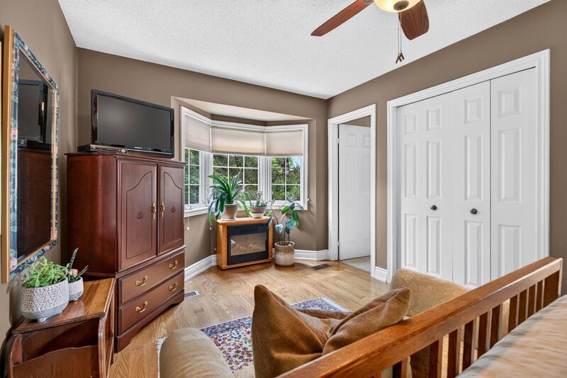 WELL-MAINTAINED END-UNIT TOWNHOUSE IN STONEY CREEK!