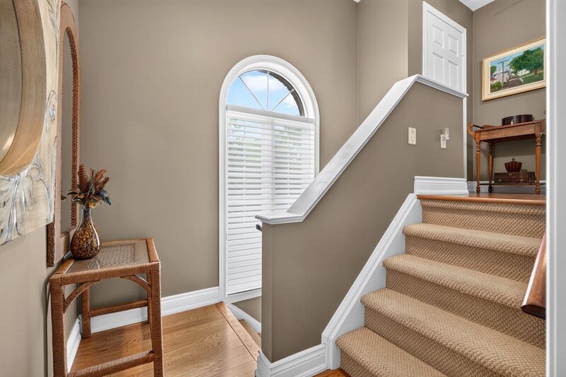 WELL-MAINTAINED END-UNIT TOWNHOUSE IN STONEY CREEK!