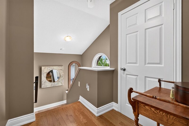 WELL-MAINTAINED END-UNIT TOWNHOUSE IN STONEY CREEK!