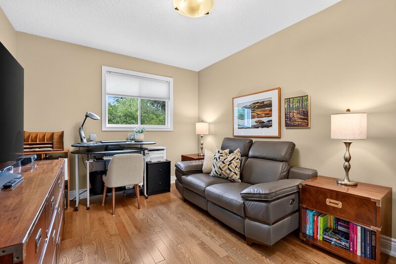 WELL-MAINTAINED END-UNIT TOWNHOUSE IN STONEY CREEK!