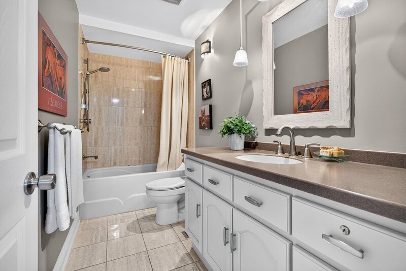 WELL-MAINTAINED END-UNIT TOWNHOUSE IN STONEY CREEK!