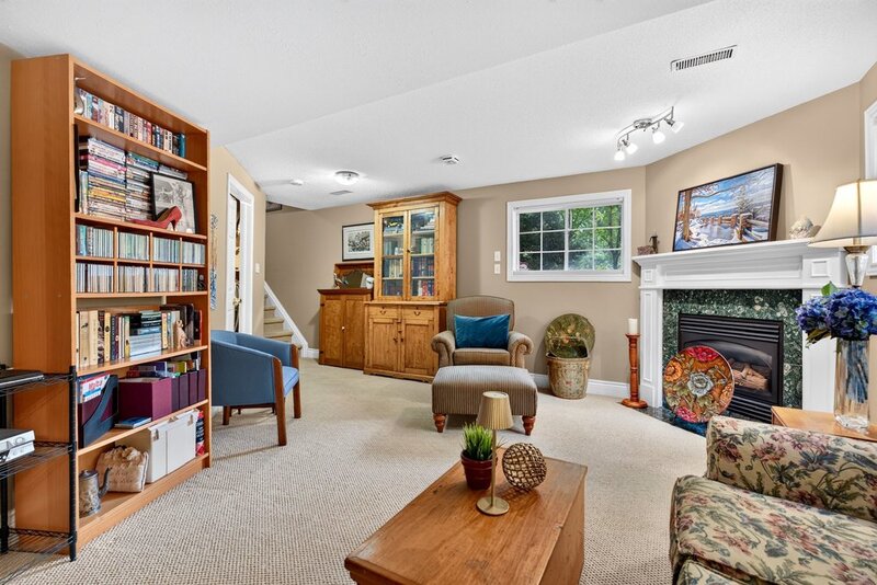 WELL-MAINTAINED END-UNIT TOWNHOUSE IN STONEY CREEK!