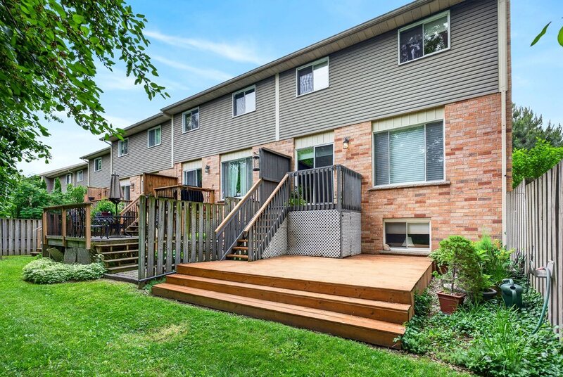 WELL-MAINTAINED END-UNIT TOWNHOUSE IN STONEY CREEK!