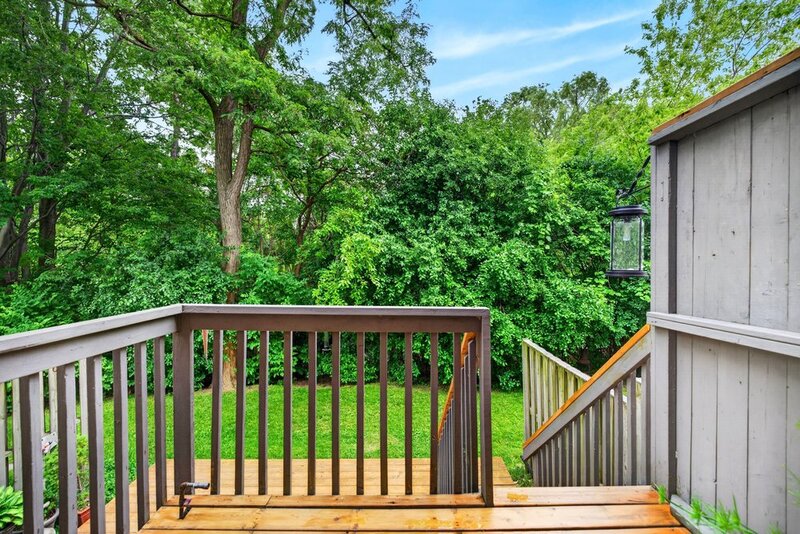 WELL-MAINTAINED END-UNIT TOWNHOUSE IN STONEY CREEK!