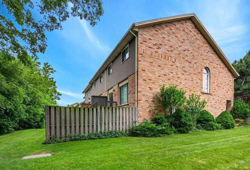 WELL-MAINTAINED END-UNIT TOWNHOUSE IN STONEY CREEK!