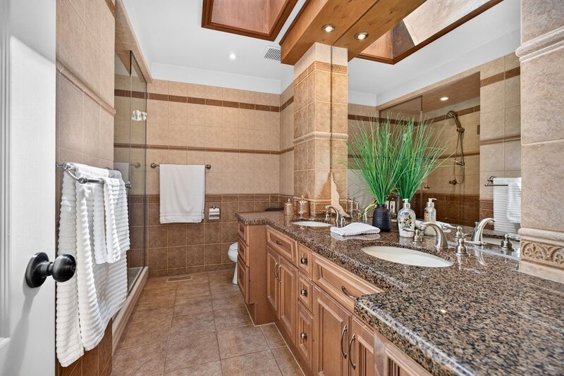 GREAT FAMILY HOME IN QUIET STONEY CREEK NEIGHBOURHOOD!