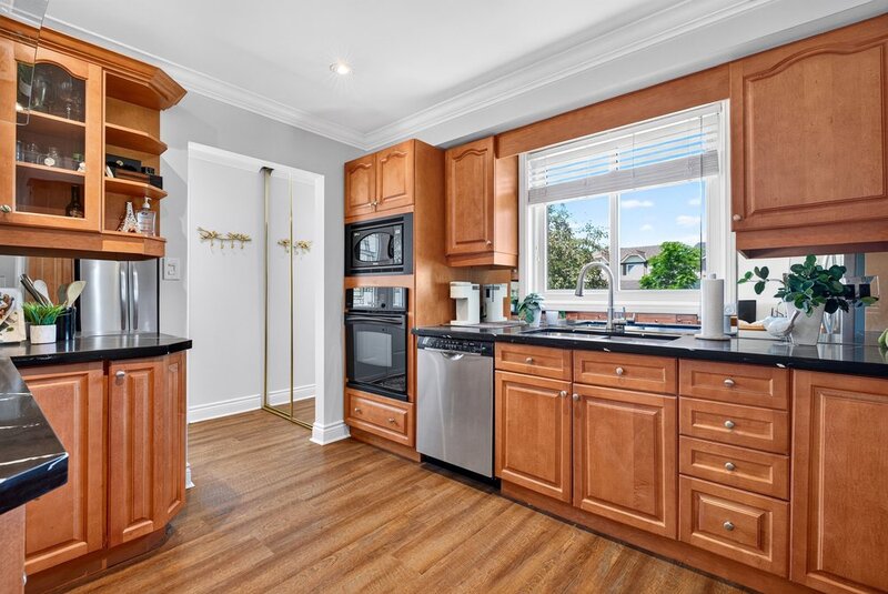 GREAT FAMILY HOME IN QUIET STONEY CREEK NEIGHBOURHOOD!