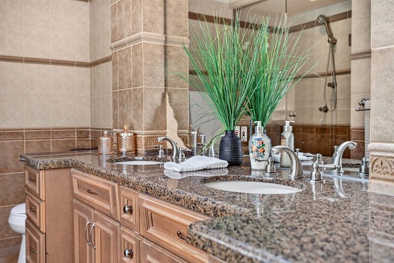 GREAT FAMILY HOME IN QUIET STONEY CREEK NEIGHBOURHOOD!