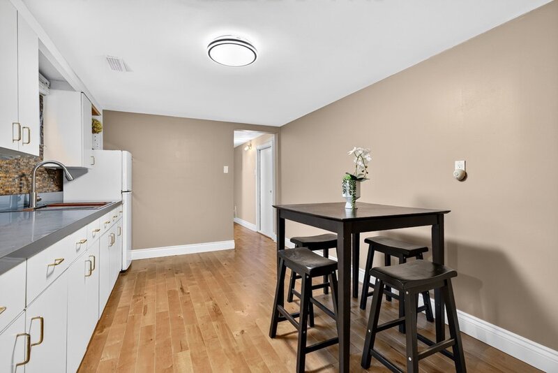 GREAT FAMILY HOME IN QUIET STONEY CREEK NEIGHBOURHOOD!