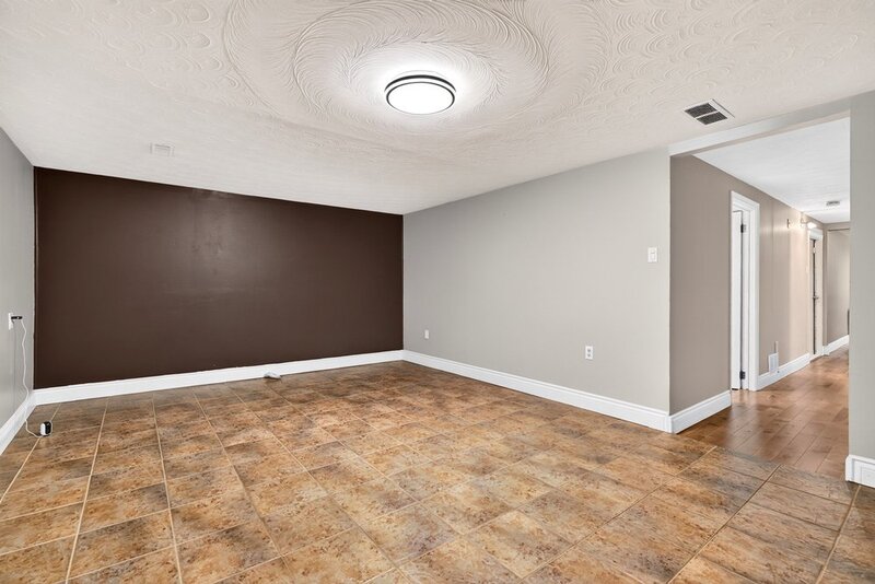 GREAT FAMILY HOME IN QUIET STONEY CREEK NEIGHBOURHOOD!