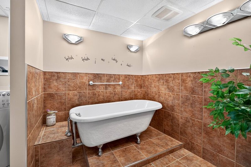 GREAT FAMILY HOME IN QUIET STONEY CREEK NEIGHBOURHOOD!